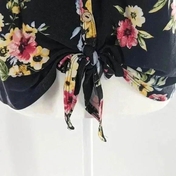 Pomelo Women's Medium Black Floral Tie Knot Fake Button VNeck Blouse Short Sleev - Picture 2 of 12